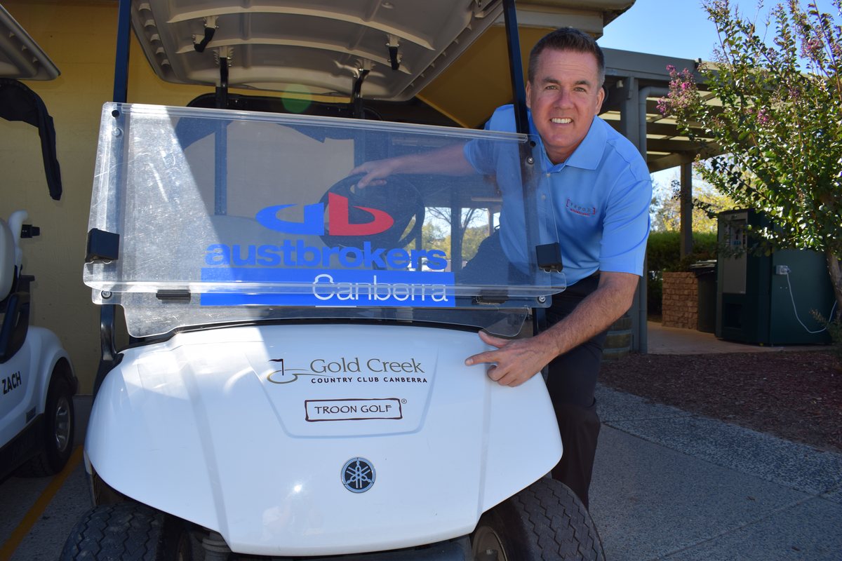 Stéphane Talbot appuyé à une voiturette au Gold Creek Country Club de Canberra, en Australie.